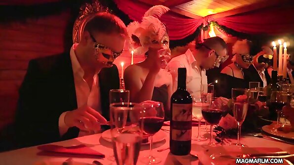 یک بلوند سکسی که با پاهایش بازی می کون سفید مامان کند ، بیدمشک او را مالیده است