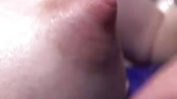 یک سبزه با بچه های کوچک به ما نشان می دهد که چگونه سکس کون مامان او را دوست دارد