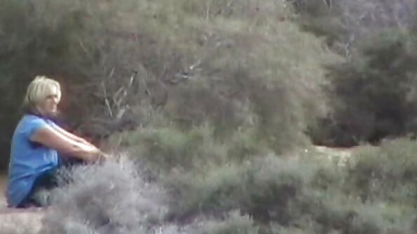 Busty Ebony love پول بیشتری به دست می آورد مامان کون گنده که در fanny کوبیده می شود