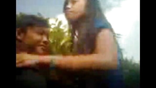 یک سبزه با بچه های تند و تیز در حال گرفتن یک دیک در کردن کس مامان شیرین خیس خود است