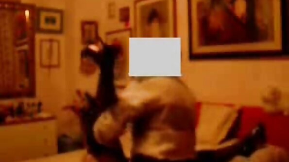 هنگامی که خم می شود ، یک پیرزن چاق کردن کون مادر و موی بلند باعث می شود تا عمه اش نفوذ کند