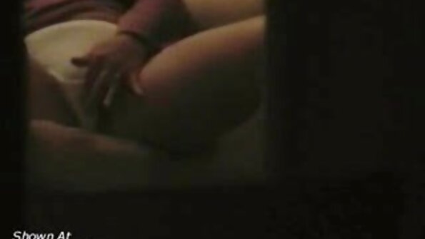 یک الاغ گرد مناسب در حال فیلمبرداری کون چاق مامان از نزدیک است در حالی که از راه دور کتک می خورد