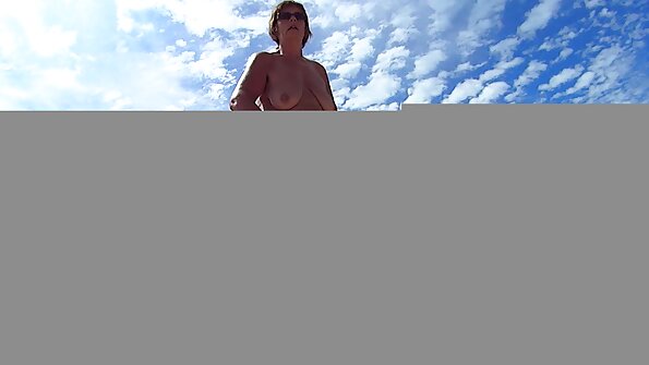 یک مو بلوند که بچه کردن کس مامان های بزرگ دارد بیدمشک خود را دور یک دیک قرار می دهد