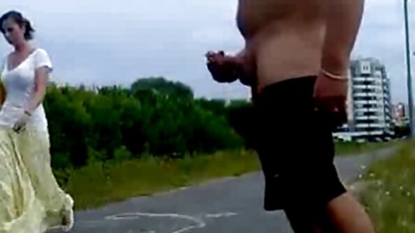 جوجه آماتور در حال گرفتن خروس ضخیم در گربه مامان کون گنده کوچک خود است