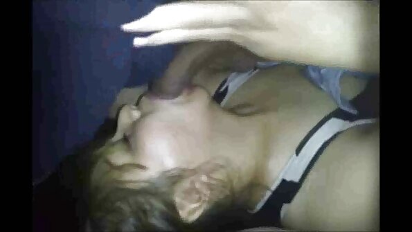 یک زن موی زاغ از یک اسباب بازی جنسی بر روی گربه سکس با کون مامان خود در یک ویدیوی انفرادی استفاده می کند