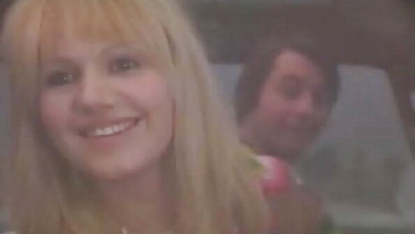 یک سبزه با یک بیدمشک مودار در حال خوردن دختر تنگ خود است کردن کون مامان